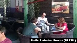 Кафеде отургандар.