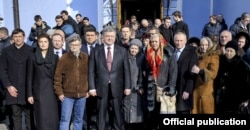 Михайло та Ніна Жизневські з президентом України Петром Порошенко та прем'єр-міністром Володимиром Гройсманом, лютий 2017 року