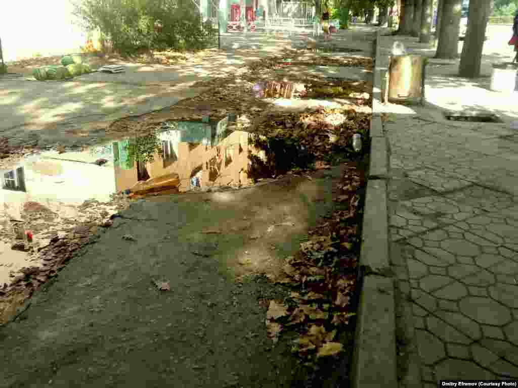 И за отрицательным примером не пришлось далеко идти! Тротуар на проспекте Чуй в районе "Востока-5" больше похож на проселочную дорогу, чем на центральную улицу. 