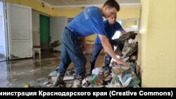 Сотрудники МЧС разбираются с последствиями потопа в школе поселка Новомихайловский в Краснодарском крае 