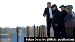 Президент Садыр Жапаров жана министр Алымкадыр Бейшеналиев "Алтын балалык" пансионатында. Октябрь, 2021-жыл. Ысык-Көл облусу.