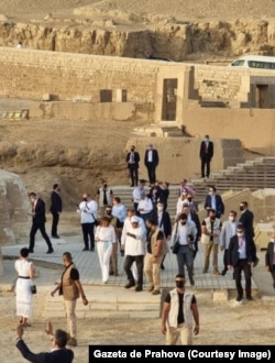 Președintele Klaus Iohannis este înconjurat de gărzile de corp care îi fac loc pe platoul de la Piramide.