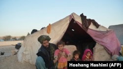 خانواده های زیادی به دلیل خشکسالی و یا هم مشکلات حاد اقتصادی روستا های خود را در افغانستان ترک کرده و در برخی از مناطق دیگر زیر خیمه ها زنده گی می کنند.