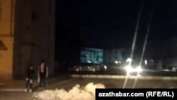 Hatardan çykan ýyladyş ulgamy bejerilýär. Aşgabat. Arhiw suraty. Illýustrasiýa