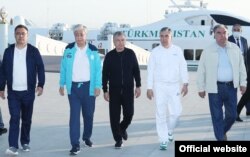 Борбор Азия өлкөлөрүнүн президенттери 2021-жыл, август айында Түркмөнстанда өткөн саммитте (солдон оңго): Садыр Жапаров, Касым-Жоомарт Токаев, Шавкат Мирзиёев, Гурбангулы Бердымухамедов, Эмомали Рахмон.