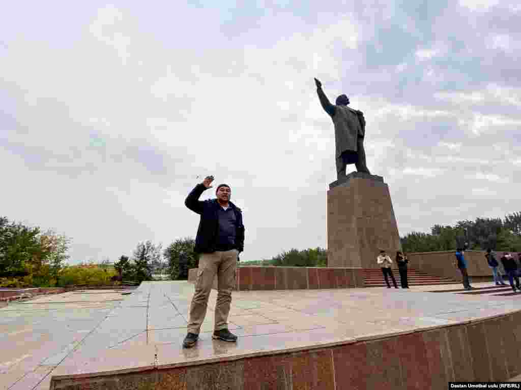 ​Митингди Сооронбай Жээнбековдун тарапташтары баштаганы менен "Сороонбай кетсин!" деген кыйкырыктар байма-бай айтылып жатты. Сүрөттөгү кишиге микрофон берилбей, аны трибунадан кетирүү аракети болгонуна карабай "Таза шайлоо болгон жок!" деп кыйкырып жатты. 08:37 6-октябрь, 2020-жыл.