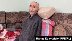 Aron Atabek türmeden çykandan soň. Almaty, 2021-nji ýylyň 6-njy oktýabry.