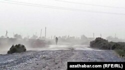 Пыльная буря в Лебапе. Туркменистан   