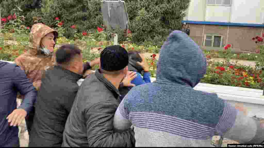 Ал арада "Реформа" партиясынын мүчөлөрү "Сооронбай кетсин!" деп кыйкырганы үчүн ур-томокко алынды. Сүрөттө Мирбек Маматкасым жана ага кол салгандар. 08:16&nbsp;6-октябрь, 2020-жыл.