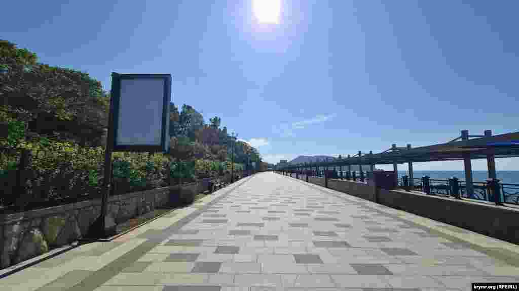 Об ослабленности местного турбизнеса свидетельствует наличие свободных рекламных плоскостей на набережной, Судак, Крым, начало июня 2025 г.