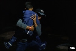 Мигрант с ребенком на руках. Техас. 9 июля 2021 года.