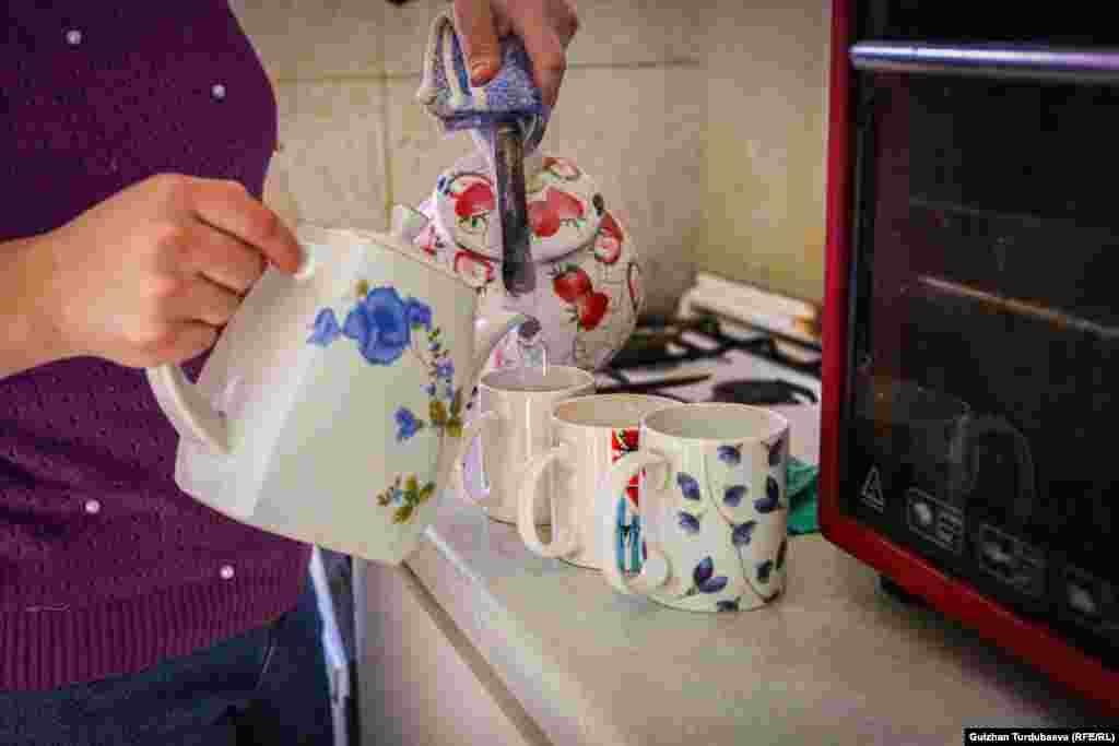 "Күйөөм көр жеме экен. "Бара турган жериң жок, сенин эч кимге керегиң жок, сенин апаң киши өлтүргүч" деп күн алыс жемелей баштады. Көп өтпөй сабаганга өттү".