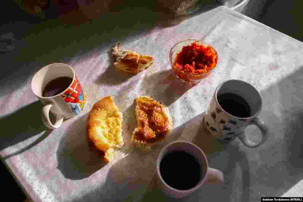 Аселдин кыздарына даярдаган дастаркону.&nbsp; Азыр Асел күйөөсүнөн качып үч кызы менен курбусунун үйүндө жашап жатат. "Зордукчул күйөөдөн кетиш оңой, бирок кайтып барбай коюш кыйын... Анткени аялдарга сырттан колдоо жок. Бала менен кеткенде кимден жардам күтөм деп ойлошот. Ошондуктан баарына чыдап жашай беришет. Мен мисалы күйөөмден беш жолу качып кеттим. Бирок арга жок кайра эле кайтканга туура келет. Анткени бара турган үйүм, жардам берер жакыным жок" дейт Асел.