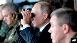 Vladimir Putin a supervizat anterioarele exerciții militare „Vostok”, de pe terenul de antrenament „Telemba”, în Siberia de Est, Rusia, 13 septembrie 2018.
