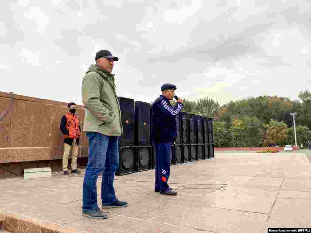 Митингди "Биримдик" партиясынан парламенттик шайлоодо талапкер болгон Бекмурза Эргешов алып барууда. Саат 07:22, 2020-жылдын 6-октябры.