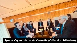 Kryeministri i Kosovës, Albin Kurti, gjatë takimit me përfaqësuesin e lartë të Bashkimit Evropian për politikë të jashtme dhe siguri, Josep Borrell. Bërdo, 6 tetor, 2021.