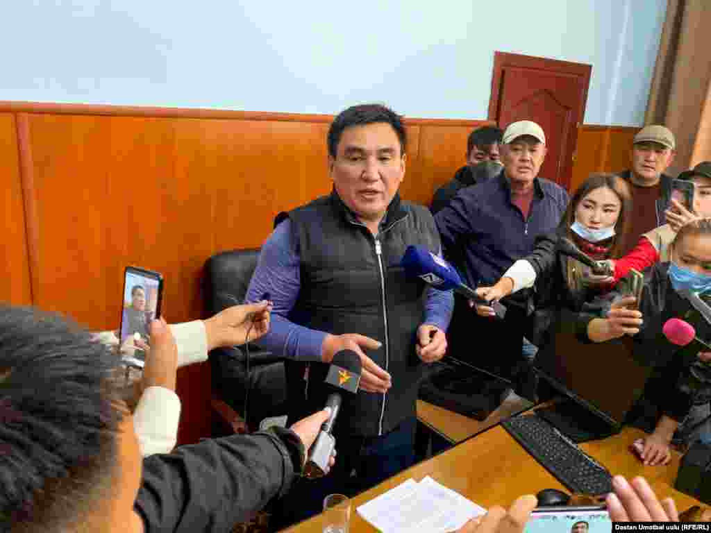 Сарыбашовдун тарапташтары аны мэрдин бөлмөсүнө чейин алып кирип, "мэрди ордуна койдук" деп жар салышты. 15:50,&nbsp;7-октябрь, 2020-жыл.