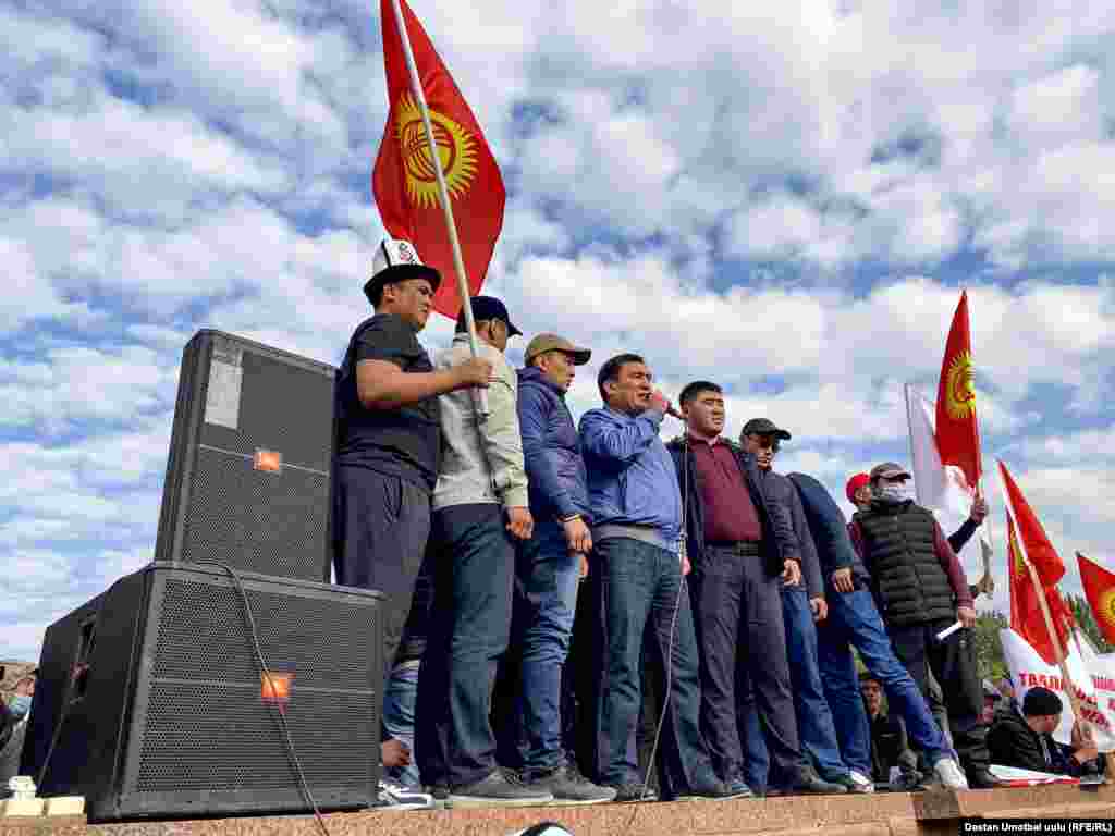 6-октябрь күнү спорт чөйрөсүндө "Душка" каймана аты менен таанымал Жогорку Кеңештин депутаты Дүйшөн Төрөкулов өзүн мэр деп жарыялаган. Эртеси күнү уюштурулган митингге Төрөкулов да катышты. 15:10, 7-октябрь, 2020-жыл.