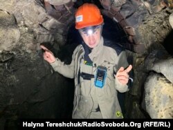 Андрій Риштун показує місце сховку