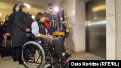 ელენე ხოშტარია შიმშილობის შეწყვეტის შემდეგ ტოვებს პარლამენტის შენობას.