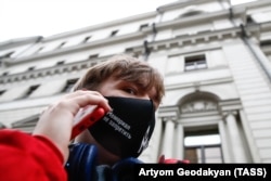 "მემორიალს ვერ აკრძალავთ!" - წარწერა სამოქალაქო აქტივისტის პირბადეზე