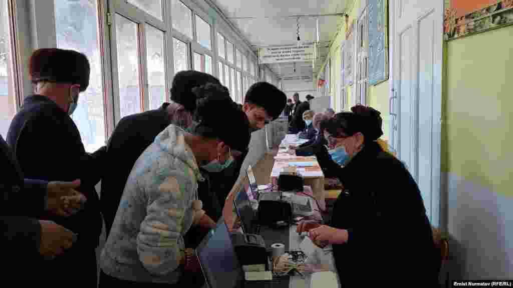 Ош шаарындагы "лөлү маале" деп таанылган Жаңы-Кыштак айылындагы шайлоо тилкесине келген тургундар.