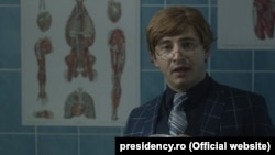Emilian Crețu joacă rolul unui medic, al unui pacient și al unui antreprenor de pompe funebre.