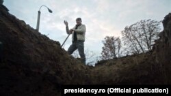 „Peste 7.000 de moldoveni au murit de Covid. Există tulpini noi, mult mai contagioase și mai agresive, dar nu trebuie să vă faceți griji”.
