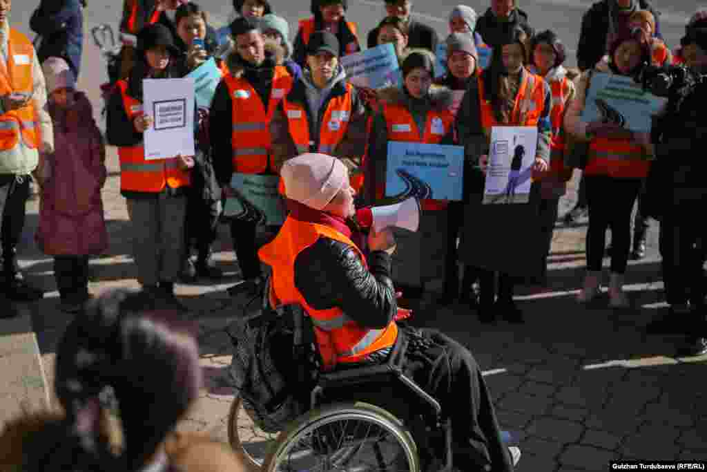 Жол кырсыгына учураган Гүлзана акцияга катышып, айдоочуларды жол коопсуздугун сактоого чакырды.&nbsp; "Мен алты жыл мурун Алматадан келе жатып, жол кырсыгына кабылгам. Омурткам сынып, көкүрөгүмдөн ылдый жагын такыр сезбейм. Ошондо аман калганыма сүйүнөм. Азыр менин ар бир күнүм өзүнчө күрөш. Айдоочуларга айтаарым, жол эрежесин сактаңыздар. Ар бир өмүр - кымбат", - деди ал акциянын аягында сөз сүйлөп жатып.