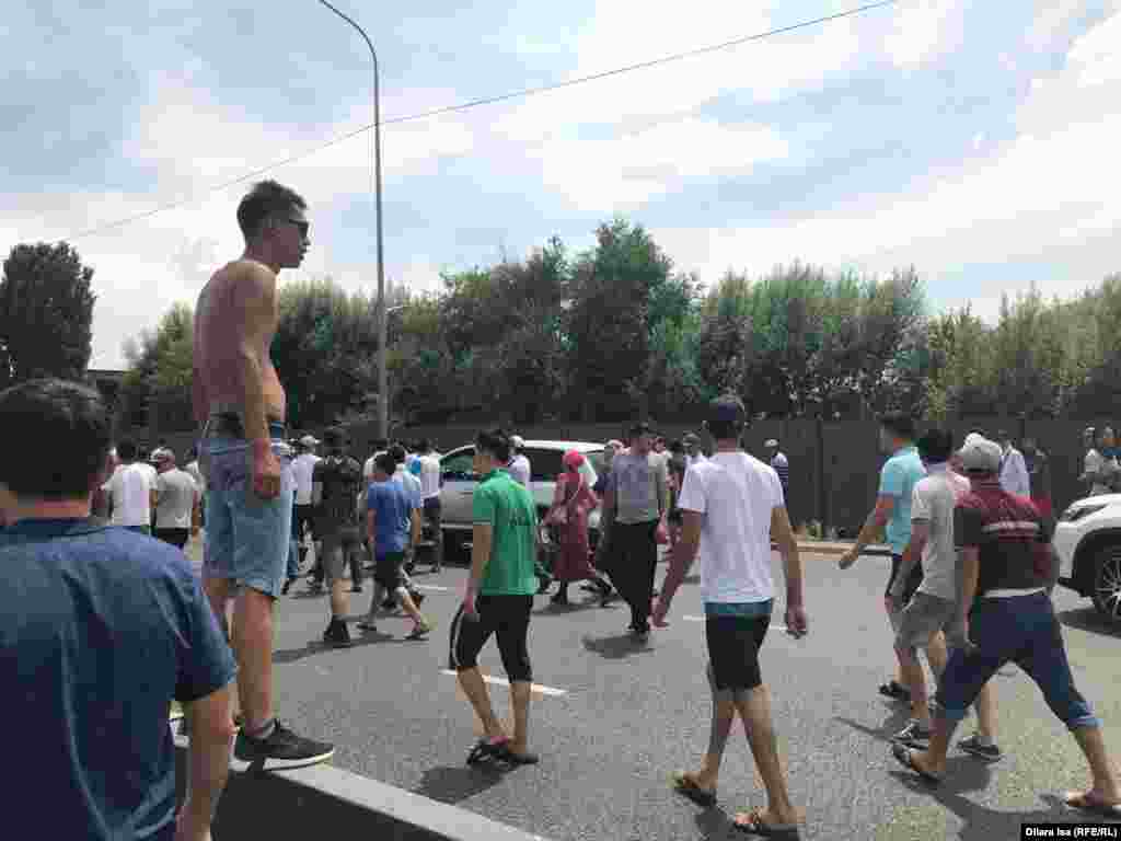 Біршама уақыттан кейін "Нұр Отан" партиясының Шымкенттегі филиалы кеңсесіне барған наразылардың жолын полиция бөгеді.