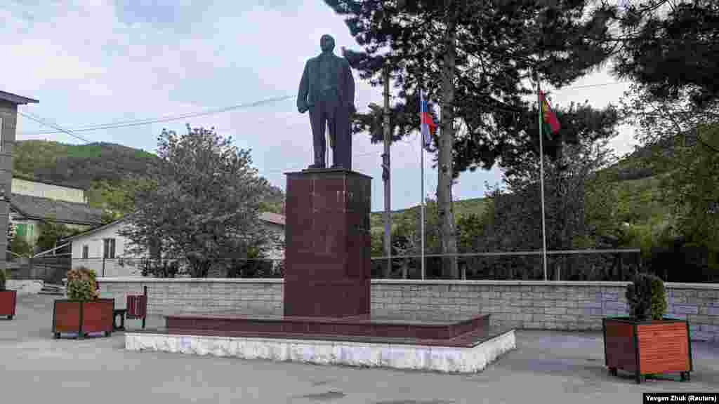 Пам'ятник Леніну перед святами впорядкували