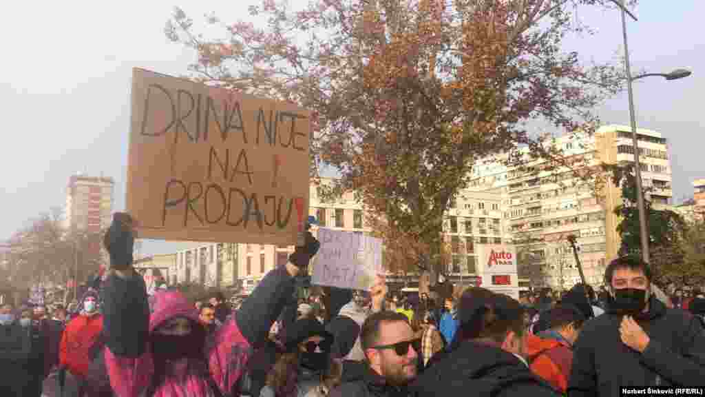 Qytetarët bllokojnë një rrugë në Novi Sad të Serbisë më 4 dhjetor 2021.&nbsp;