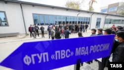 Өзбекстандын Ташкент шаарындагы Орусияга эмгек миграциясына документтерди даярдоо. Октябрь, 2021-жыл.