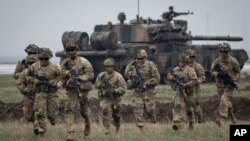 Trupat amerikane të NATO-s gjatë stërvitjeve në Rumani më 31 mars 2023. 