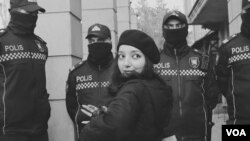 აზერბაიჯანელი ჟურნალისტი, ელნარა გასიმოვა დაკავებისას. 13 იანვარი, 2024 წელი.