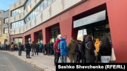 Прагада жашаган украиндер эгерде Украина парламенти өкмөт сунуштаган мобилизация тууралуу мыйзамды кабыл алса, алар аскердик каттоого турбаса ала албай турган документтерди тариздөө үчүн кезекте турушат. 