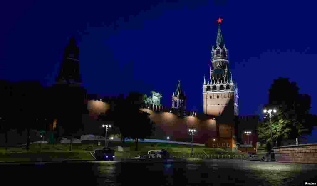 Владимир Путин в утреннем обращении назвал происходящее &laquo;изменой&raquo;, &laquo;мятежом&raquo; и &laquo;ударом в спину&raquo;