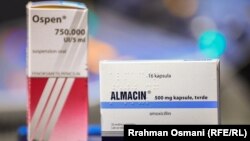 Antibiotikët e blerë pa recetë nga ekipi i Radios Evropa e Lirë në dy barnatore në Prishtinë, Kosovë.
