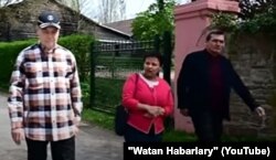 Germaniýanyň atçylyk toplumynda Gurbanguly Berdimuhamedow (çepde) we Raşid Meredow (sagda) gezelenç edýär