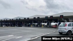 Kalimi kufitar i Batrovcit pasi Kosova njoftoi se policia serbe po bllokon udhëtarët nga Kosova, fotografi nga 17 prilli 2024.