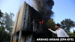 مظاهرچیانو د مې پر نهمه او ۱۰مه یې په پېښور کې د راډیو پاکستان ودانۍ تر څنګ پر یوشمېر دولتي، پوځي او شخصي ودانیو حملې وکړې - د مې ۱۰مې انځور.