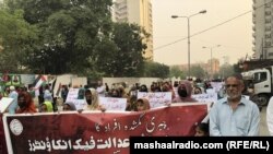 بلوڅانو په تربت او کوټه کې له پرلت وهلو وروسته د اسلام اباد پر لور لاریون پیل کړی دی - د ډېسېمبر ۱۲مې انځور.