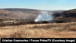 Pompierii au stins incendiul, dar continuă căutările în cazul celor trei eventuali supraviețuitori.