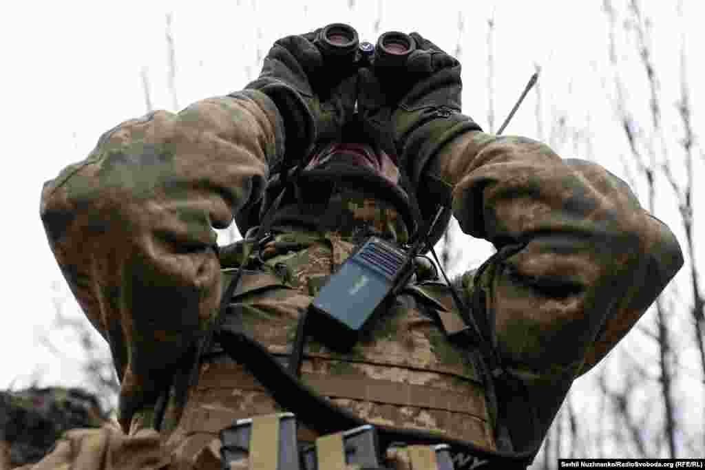 Костянтин уважно дивиться в одну точку і за секунду з холоднокровним голосом говорить: &laquo;Орлан&raquo;