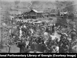 Tbilisi baýramçylygyndaky jemagat