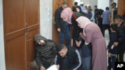 Бомбалоолордон жакындарын жоготкон палестиндер. Хан-Юнис шаары. 26-декабрь, 2023-жыл. 