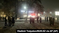 Almatynyň, esasan hem köp gatly jaýlaryň ýaşaýjylary öýlerinden daşary çykmaga howlukdylar.