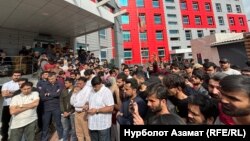 د مې پر ۱۸ شپه په بشکيک کې ځايی خلکو د نړيوالو زده کوونکو پر هستوګنځایونو بريدونه کړي ول ـ د مې ۱۹مې انځور.