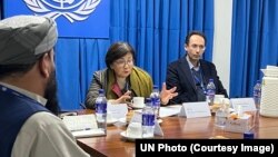 روزا اوتنبايوا په مزار شريف کې له طالب چارواکو سره خبرې کوي - انځور له ارشيفه