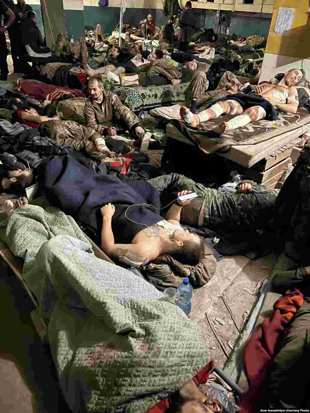 Azovstal hastahanesiniñ binası Asan İsenaciyevniñ aytqanına köre, yüzlernen yaralanğanlar "biri-biriniñ üstünde yatqa edi". Olarnıñ urbaları qanğa battı, bazıları elâk olğan askerlerniñ urbalarını kiye edi. Er keske azıq yetmey edi, bazıda bir kase aşnı bir qaç kişi aşay edi